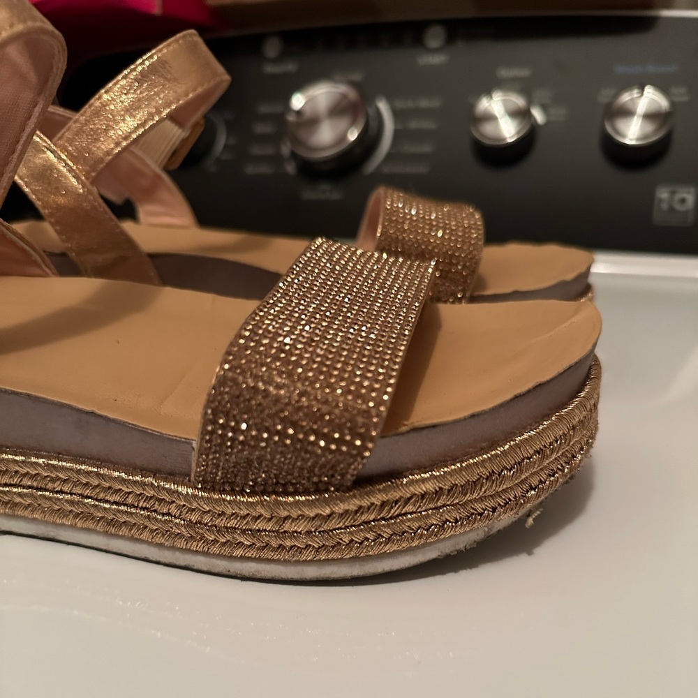 Forever Link Gold Wedges - Picture 2 of 7